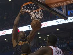 Dwight Howard clava el balón para darle dos puntos a los Hawks. AP / C. Young