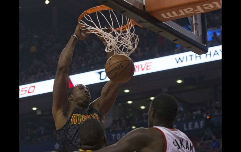 Dwight Howard clava el balón para darle dos puntos a los Hawks. AP / C. Young