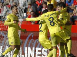 Los jugadores del Villarreal celebran el tercer tanto de la tarde. EFE / A. Morante