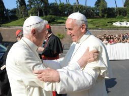 Ratzinger, que reside en monasterio del Vaticano desde su renuncia, le envió un mensaje escrito ''con mucho afecto''. EFE / ARCHIVO