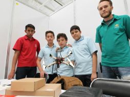 Andrés Emiliano Juárez (centro), junto a sus compañeros, participan en la creación de un dron para erradicar el bullying. EL INFORMADOR / P. Franco