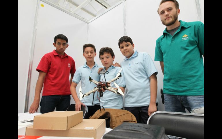 Andrés Emiliano Juárez (centro), junto a sus compañeros, participan en la creación de un dron para erradicar el bullying. EL INFORMADOR / P. Franco