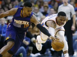 Westbrook (D) disputa un balón con Barbosa (I), de Phoenix. AP / S. Ogrocki