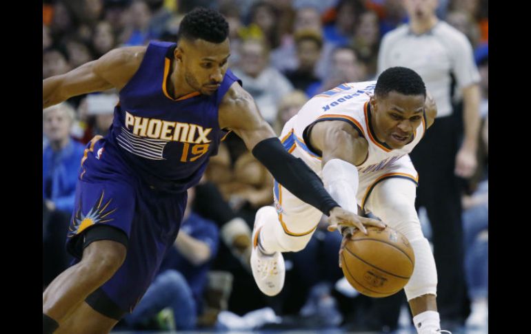 Westbrook (D) disputa un balón con Barbosa (I), de Phoenix. AP / S. Ogrocki