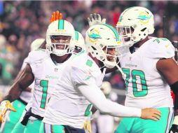 En su primer juego como titular en cinco años con los Dolphins, Matt Moore (#8) logró cuatro pases de anotación frente a los Jets. AFP / A. Bello