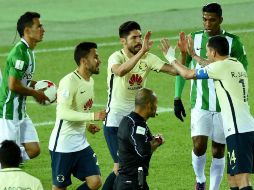 Oribe Peralta celebra con su equipo una de sus anotaciones. AFP / T. Yamanaka