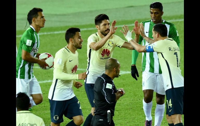 Oribe Peralta celebra con su equipo una de sus anotaciones. AFP / T. Yamanaka