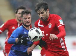 Heller (I) del Darmstadt Martínez (D), del Bayern, en la disputa por un balón. AFP / A. Querfurth