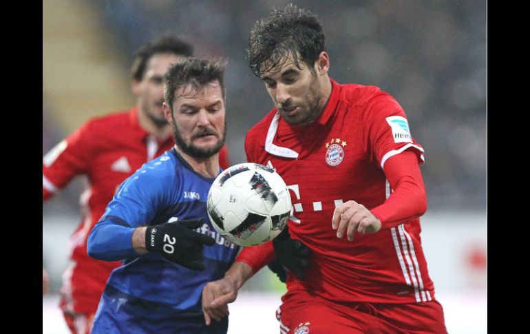 Heller (I) del Darmstadt Martínez (D), del Bayern, en la disputa por un balón. AFP / A. Querfurth