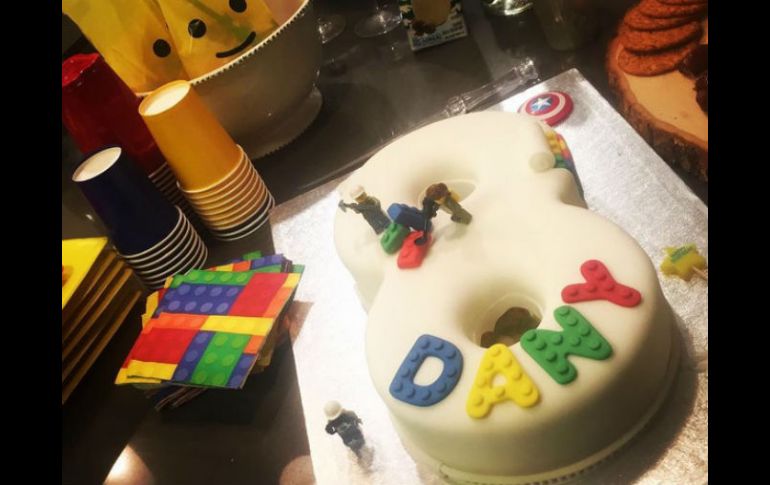 'Festejando a mi chavito del 8', dice la actriz a través de Instagram. INSTAGRAM / aracelyarambula