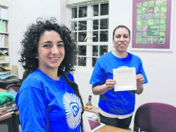 Nayla Campos y Ruth Román, forman parte del proyecto de Casa Cem que busca proteger el medio ambiente y generar micronegocios. ESPECIAL /