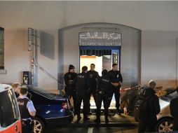 Agentes policiales acordaron la zona, mientras los servicios de emergencia acudieron al lugar de los hechos. AP / E. Leanza