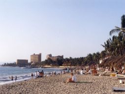 Autoridades destacan que los muestreos en las playas estatales se hacen regularmente para garantizar que sean salubres. EL INFORMADOR / ARCHIVO