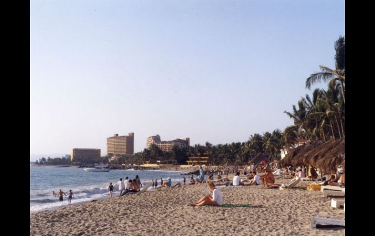 Autoridades destacan que los muestreos en las playas estatales se hacen regularmente para garantizar que sean salubres. EL INFORMADOR / ARCHIVO