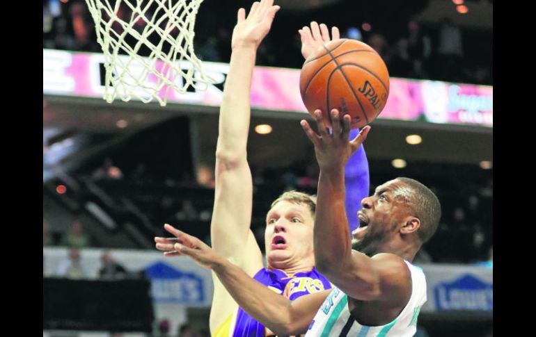 Furia. Kemba Walker (der.) lideró el ataque de los Hornets. AFP / S. Lecka