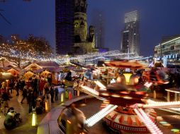 Además de puestos de adornos navideños y comida tradicional, no faltan los juegos mecánicos y la pista de patinaje. AFP /