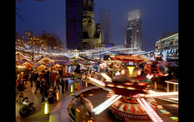 Además de puestos de adornos navideños y comida tradicional, no faltan los juegos mecánicos y la pista de patinaje. AFP /