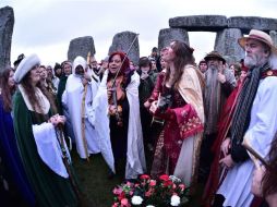 Varias de las personas acudieron disfrazadas de druidas a Stonehenge. AP / B. Birchall