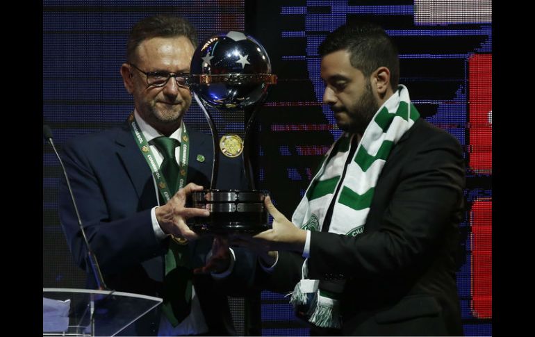 Plinio David De Nes Filho presidente del  Chapecoense, recogió con voz entrecortada, el trofeo que otorga la Copa Sudamericana. AP / J. Saenz