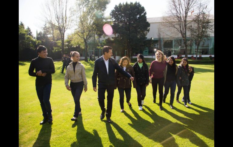 Angélica Rivera y Enrique Peña Nieto estuvieron con niños y adolescentes de distintas casa hogar. TWITTER / @DIF_NMX