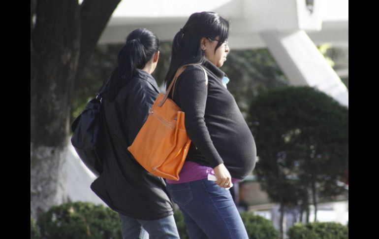 La obesidad puede ser hereditaria cuando la madre tiene una dieta alta en grasas y azúcares durante el embarazo. SUN / ARCHIVO