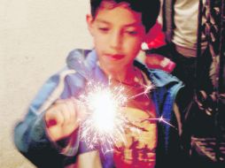 Evita. Los niños no deben jugar con fuegos artificiales, ello les puede causar quemaduras. ESPECIAL /