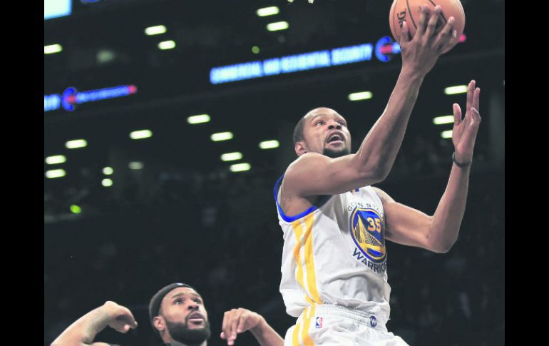 Estrella. Kevin Durant comandó el regreso de los Warriors, que caían por 16 al medio tiempo en Brooklyn. AP / A. Hunger