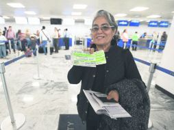 Familias sin Fronteras. Doña Josefina muestra ilusionada su pase de abordar. EL INFORMADOR / A. García