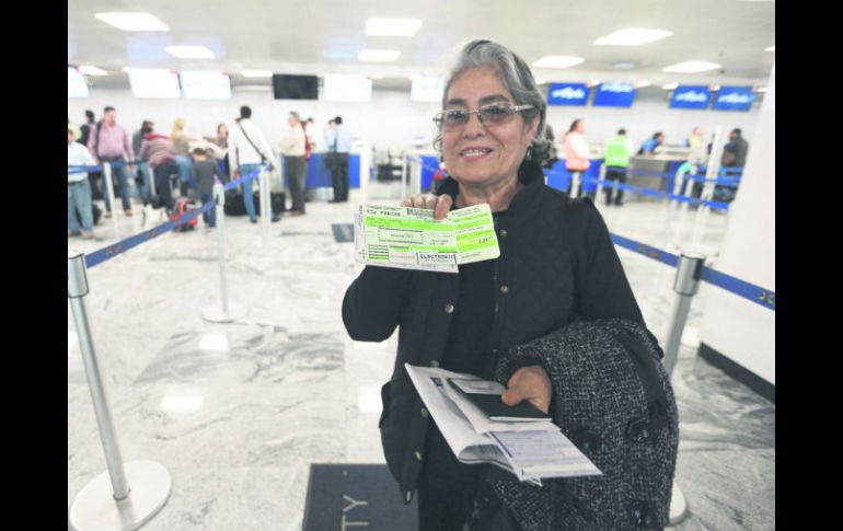 Familias sin Fronteras. Doña Josefina muestra ilusionada su pase de abordar. EL INFORMADOR / A. García