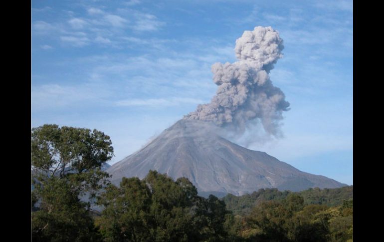 El Volcán El Colima emite esta mañana una exhalación de dos kilómetros. NTX / ARCHIVO