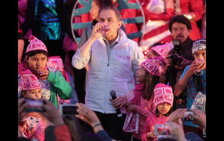 El jefe de Gobierno recorrió las mesas para saludar a los asistentes. NTX / I. Hernández