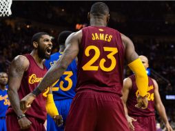 Kyrie Irving (I) celebra la victoria con LeBron James (de espaldas). AFP / J. Miller