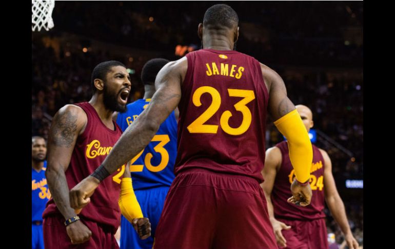 Kyrie Irving (I) celebra la victoria con LeBron James (de espaldas). AFP / J. Miller