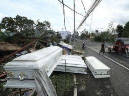 El tifón Nock-Ten tocó tierra en la isla de Bicol este domingo por la noche y el lunes llegaría a Manila, más al norte. EFE / Z. Sayat