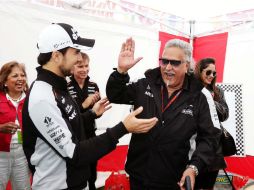 Pérez (I) con Vijay Mallya (D), propietario de la escudería Force India. TWITTER / @ForceIndiaF1