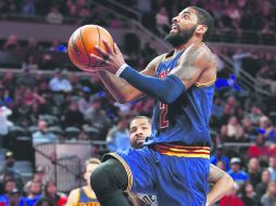 Destacado. Kyrie Irving (#2) fue el mejor anotador de la noche por los Cavaliers, al colaborar con 18 puntos. AFP / G. Shamus