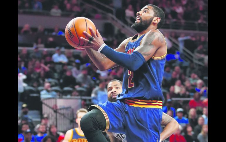 Destacado. Kyrie Irving (#2) fue el mejor anotador de la noche por los Cavaliers, al colaborar con 18 puntos. AFP / G. Shamus