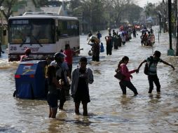 Indican que la prioridad en el envío de ayuda se ubica en las provincias de Albay y Catanduanes. EFE / R. Malasig