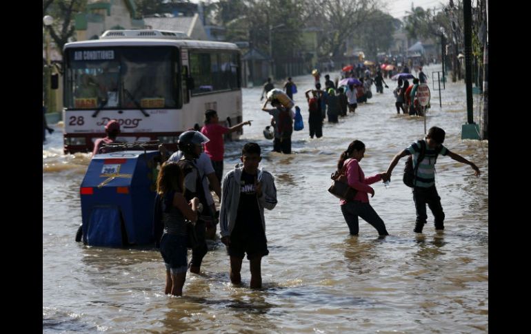 Indican que la prioridad en el envío de ayuda se ubica en las provincias de Albay y Catanduanes. EFE / R. Malasig