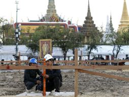 El cuerpo del rey Bhumibol permanece en la Sala del Trono y ha sido embalsamado en espera de la cremación. EFE / R. Yongrit