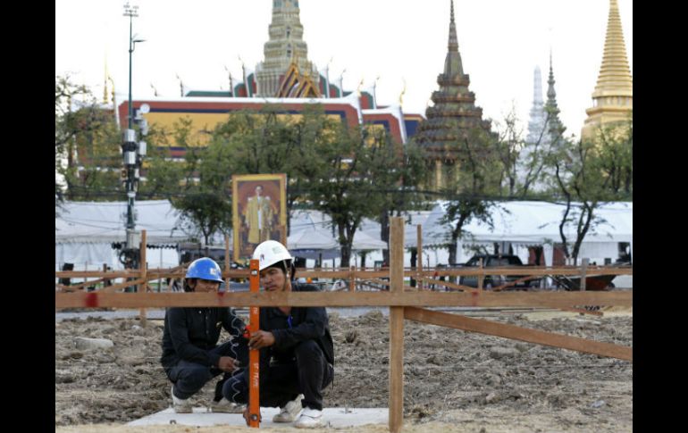 El cuerpo del rey Bhumibol permanece en la Sala del Trono y ha sido embalsamado en espera de la cremación. EFE / R. Yongrit