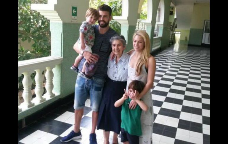 La familia visita el colegio La Enseñanza, en donde Shakira cursó sus estudios de bachillerato. TWITTER / @ShakiraMedia