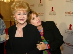 Debbie Reynolds y su hijo Todd han atendido personalmente los detalles en torno al deceso de Carrie Fisher. AP / ARCHIVO