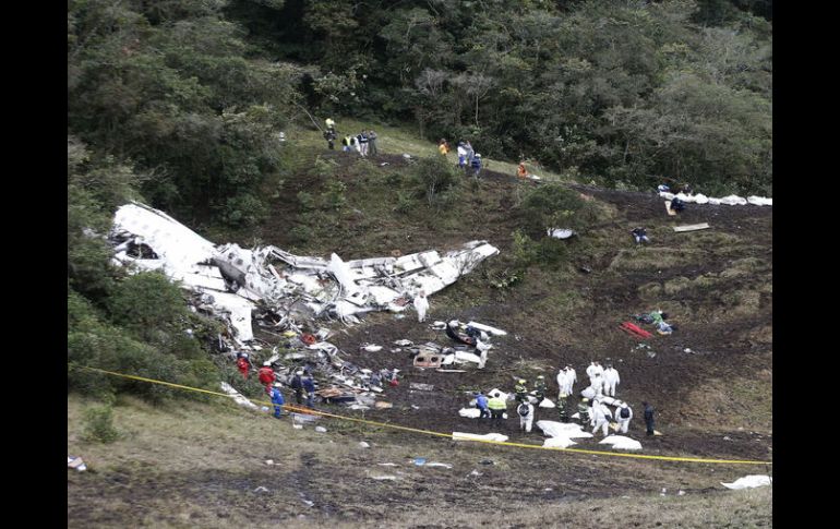 Mientras continúe abierta la investigación del accidente, aún no se pueden mover las piezas del avión desplegadas por todo el cerro. AP / ARCHIVO