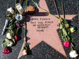 Fans se apoderaron de una estrella y pegaron letras para escribir su nombre y la frase 'que la fuerza esté contigo para siempre'. AFP / V. Macon