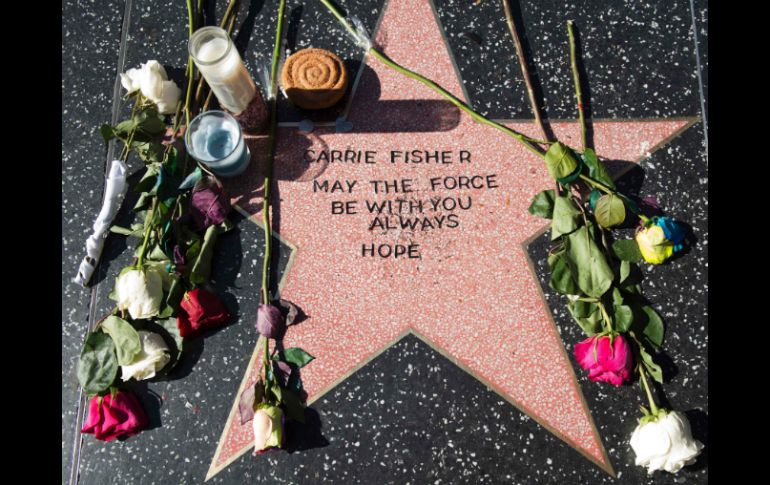 Fans se apoderaron de una estrella y pegaron letras para escribir su nombre y la frase 'que la fuerza esté contigo para siempre'. AFP / V. Macon