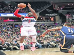 La figura. John Wall (#2) realiza un tiro ante la mirada de  Monta Ellis, de los Pacers. AP /