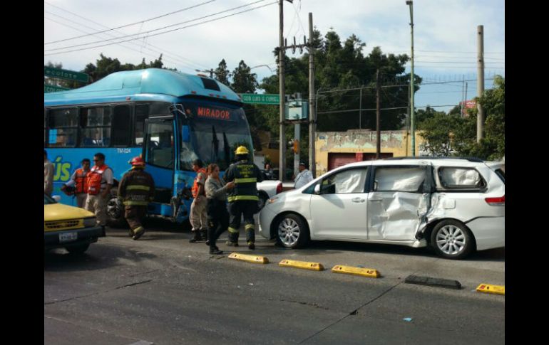 Fue necesaria la valoración de 10 personas, sin embargo, sólo ocho de ellas permanecieron en el lugar para ser atendidas. ESPECIAL / PC y Bomberos Guadalajara