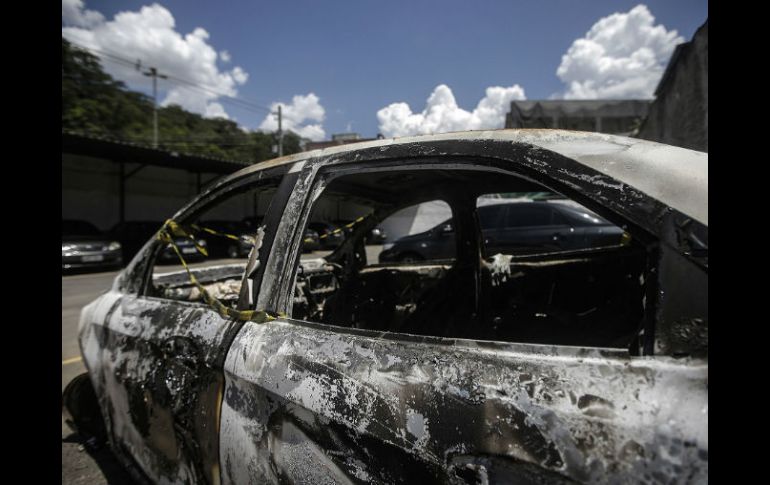 Un automóvil calcinado, que coincide con la descripción de un auto rentado por el embajador, fue hallado con un cuerpo en su interior. EFE / V. de Sá