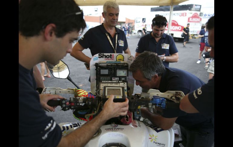 Las verificaciones técnicas continuarán este sábado. EFE / D. Fernández